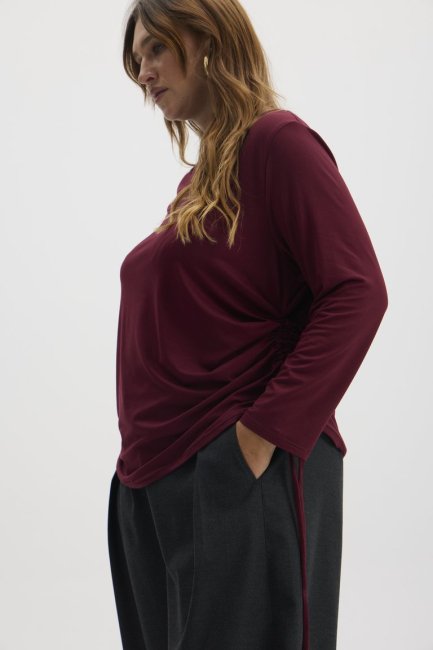 Лонгслив с драпировкой бордового цвета – фото – Plus Size 50–64 – Моно-Стиль