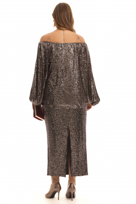 Блузка со спущенным плечом и пайетками
