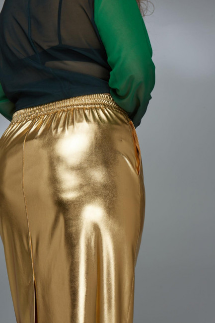 Золотая макси юбка из экокожи с разрезом