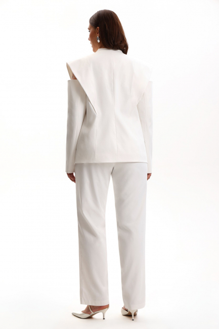 Жакет с открытым плечом в маскулином стиле