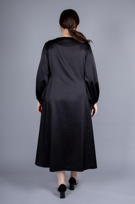 Черное платье с боковыми защипами