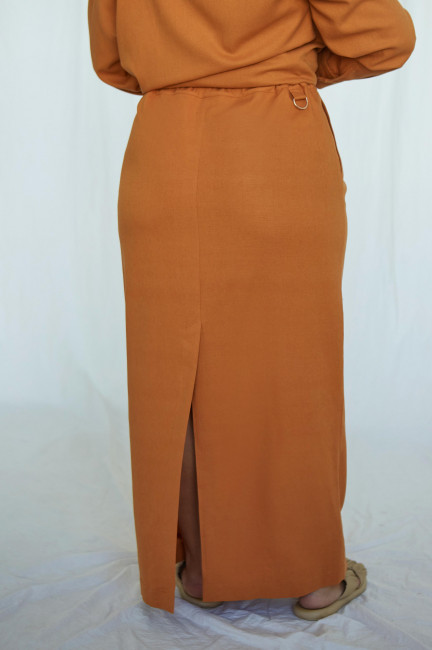 Льняная юбка макси с разрезом в оттенке охра