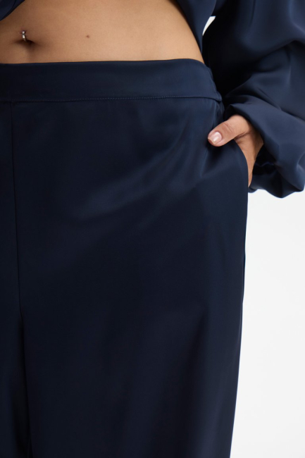 Брюки баллоны темно-синего цвета из сатина – фото – Plus Size 50–64 – Моно-Стиль