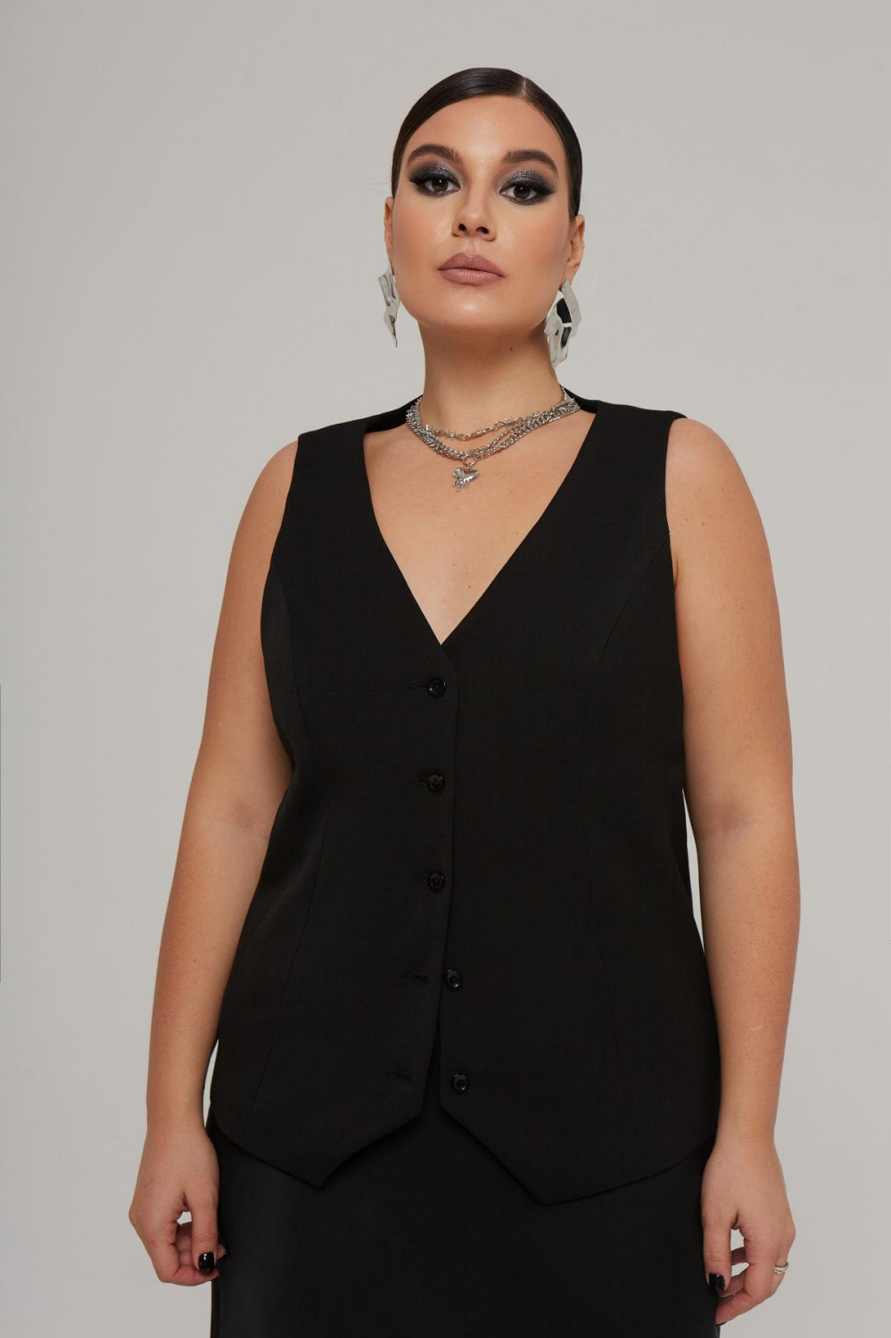 Черный женский костюмный жилет купить в магазине модной одежды больших размеров