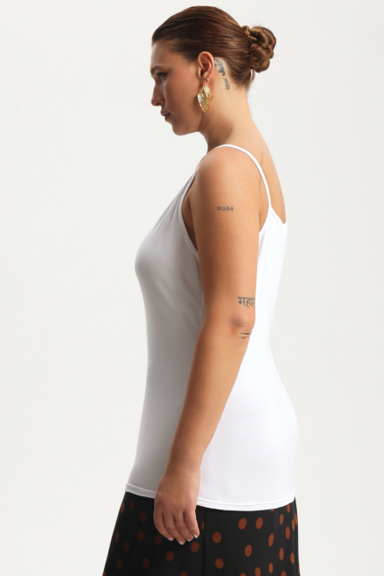 Топ из трикотажа на тонких лямках