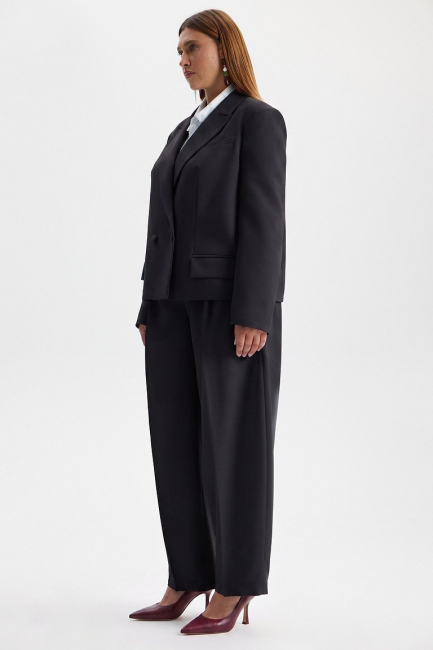 Брюки бананы черного цвета – фото – Plus Size 50–64 – Моно-Стиль
