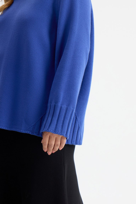 Джемпер синего цвета с асимметричным воротом – фото – Plus Size 50–64 – Моно-Стиль