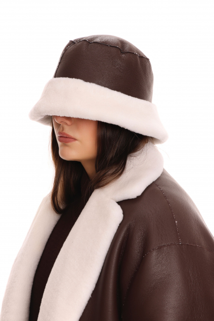 Панама из шерсти мериноса на экокоже наппа в оттенке шоколад