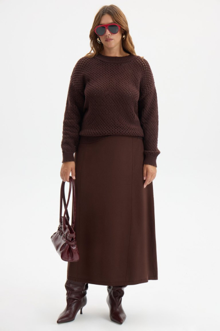 Джемпер сетка шоколадного цвета – фото – Plus Size 50–64 – Моно-Стиль