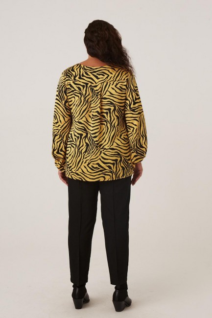 Желтая блузка с рукавом фонарик и принтом зебра  купить онлайн в интернет-магазине одежды больших размеров для женщин 