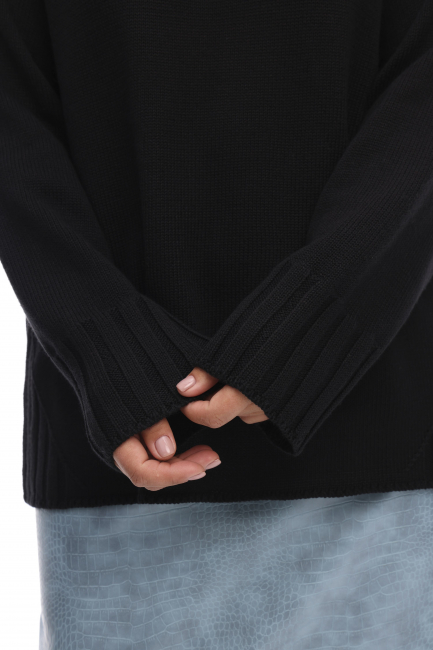 Джемпер с асимметричным воротом черного цвета