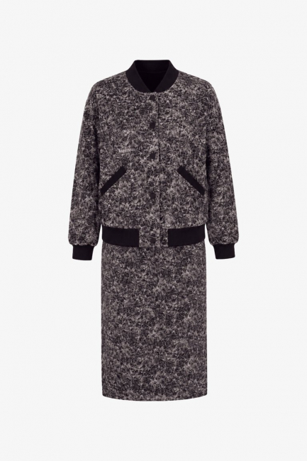 Костюм бомбер и юбка с эффектом stone wash – фото – Plus Size 50–64 – Моно-Стиль