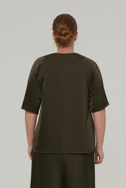 Шелковая базовая блузка с рукавом реглан в оттенке хаки