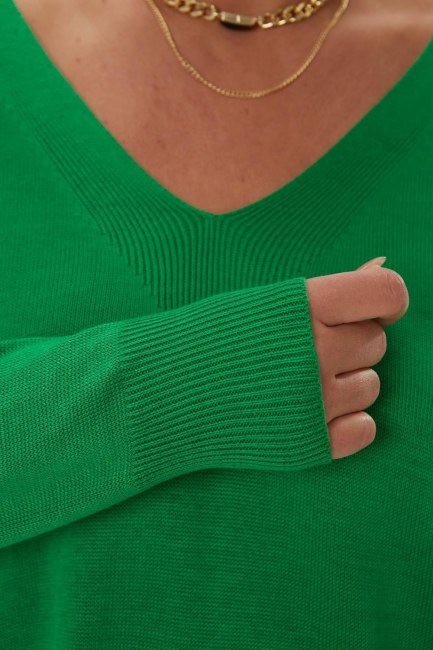 Зеленый пуловер с рукавом реглан