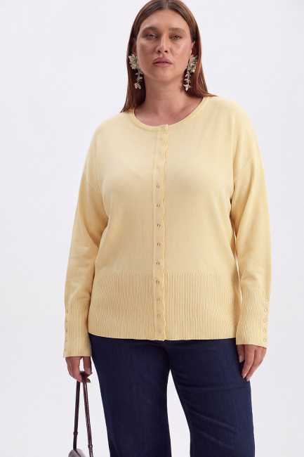 Вязаный кардиган с акцентной талией и манжетами – фото – Plus Size 50–64 – Моно-Стиль