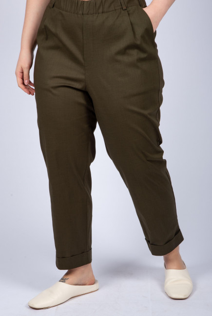 Льняные брюки с подворотом цвета хаки