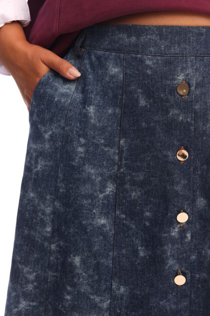 Юбка из джинсовой ткани с вареным эффектом