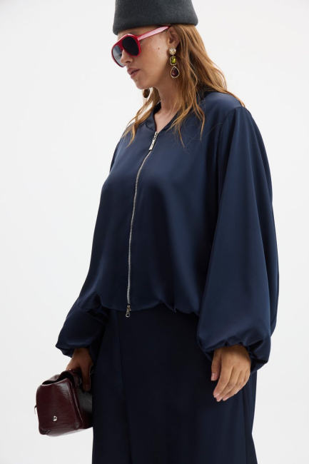Темно-синий бомбер из сатина – фото – Plus Size 50–64 – Моно-Стиль