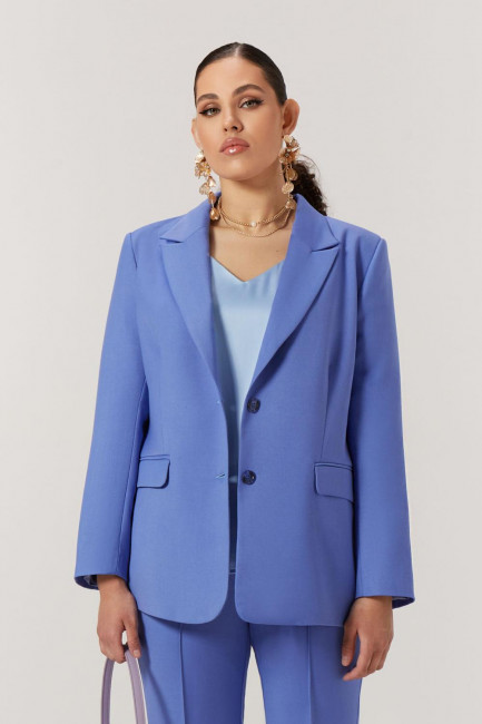 Голубой пиджак с двумя шлицами