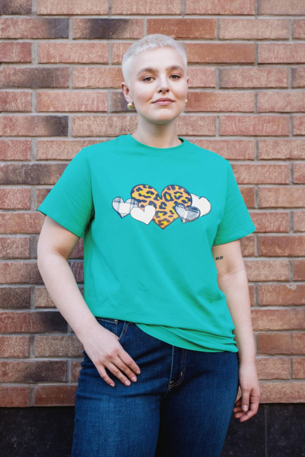 Трикотажная футболка зеленого цвета с сердцем купить в магазине женской одежды больших размеров