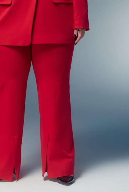 Красные расклешенные брюки с передней стрелкой и разрезом фото показать