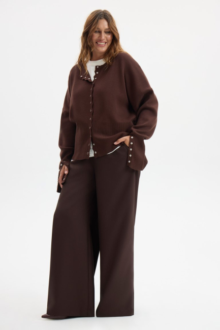Кардиган на кнопках с акцентным рукавом – фото – Plus Size 50–64 – Моно-Стиль