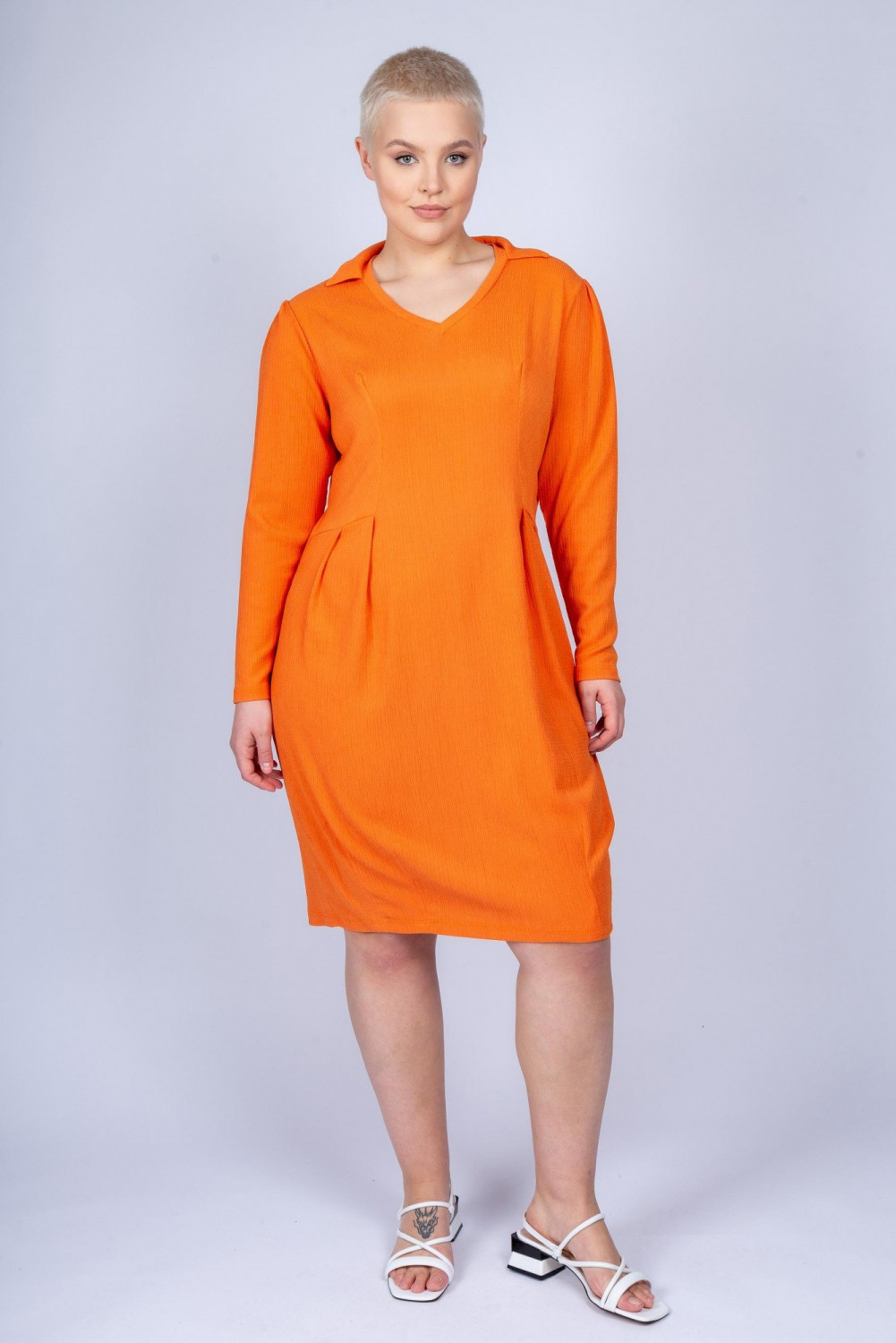 оранжевое платье из жатой ткани