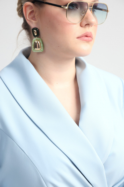 Жакет на запа́хе из костюмной ткани