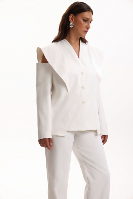 Жакет с открытым плечом в маскулином стиле