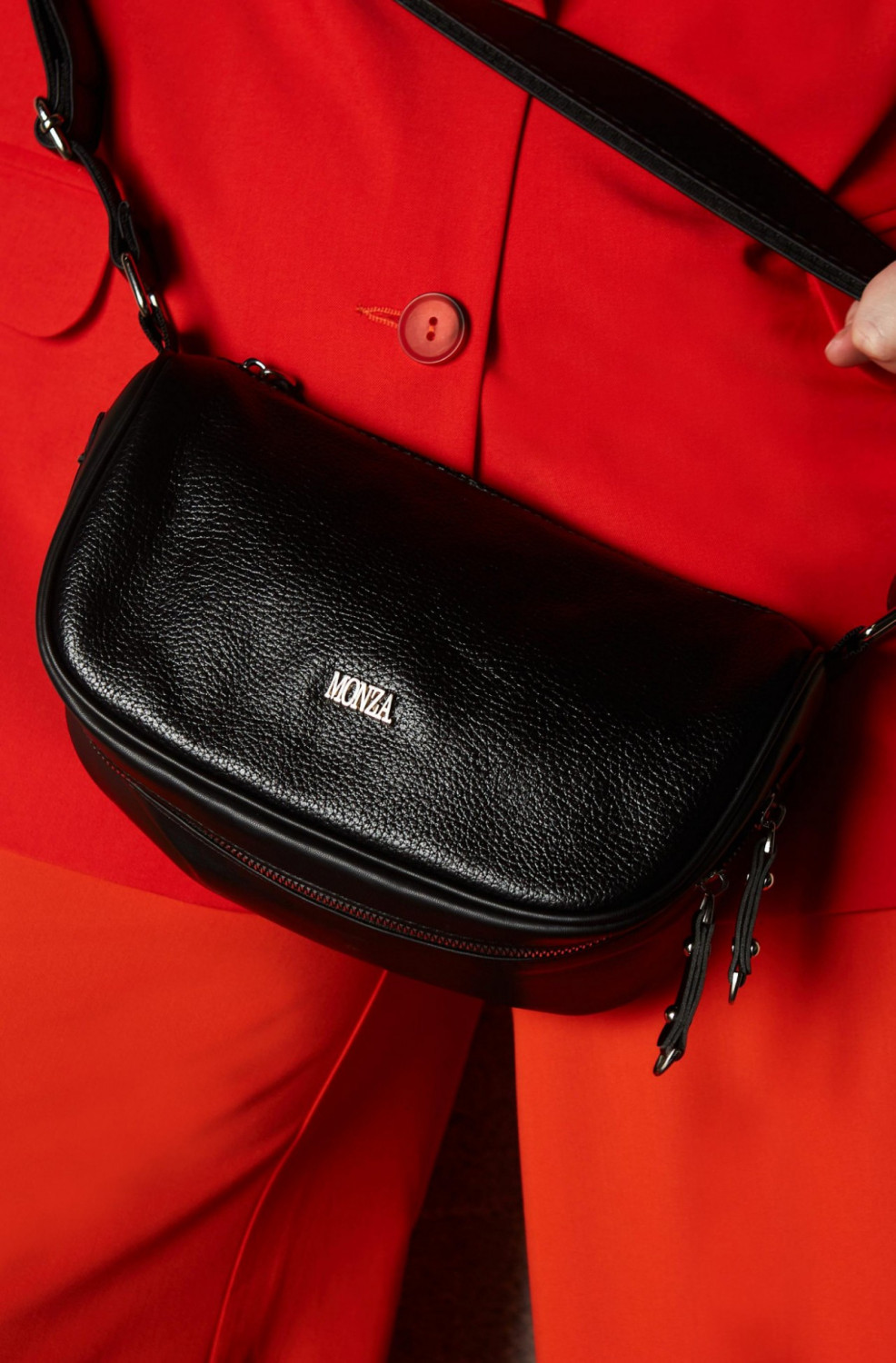Черная кожаная сумка хобо с логотипом классическая на повседневку