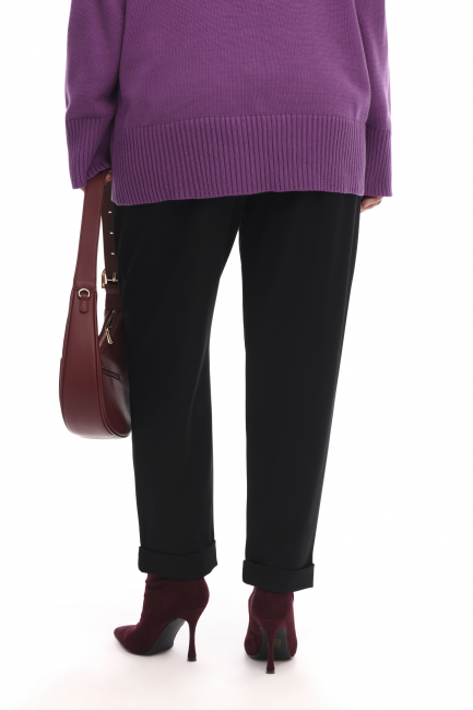 Черные брюки с подворотом