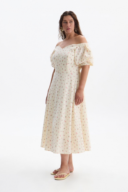 Платье со спущенным плечом из хлопка и розовым принтом – фото – Plus Size 50–64 – Моно-Стиль