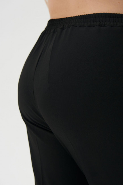 Черные слегка расклешенные брюки