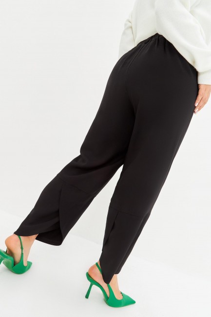 Укороченные брюки с декоративным низом в оттенке антрацит купить в магазине стильной модной одежды больших размеров для женщин