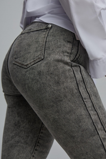 Серые джинсы slim fit с дополнительной боковой строчкой в оттенке графит