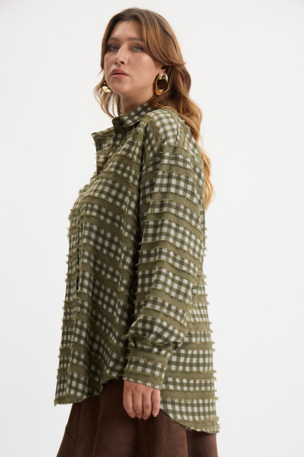 Рубашка оверсайз с деконструкцией и клеткой – фото – Plus Size 50–64 – Моно-Стиль