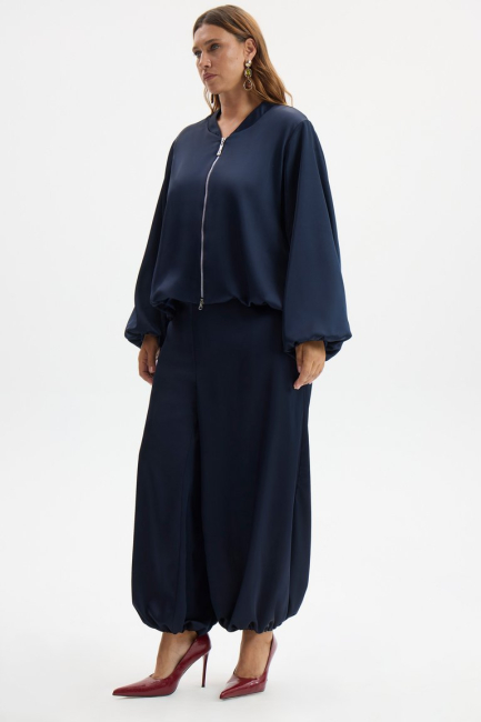 Брюки баллоны темно-синего цвета из сатина – фото – Plus Size 50–64 – Моно-Стиль