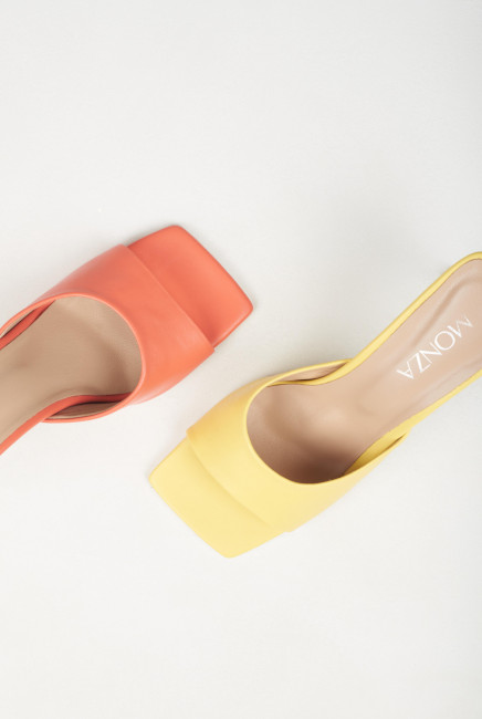 Оранжевые кожаные босоножки на каблуке из винила заказать с доставкой увеличенной полноты на широкую ногу