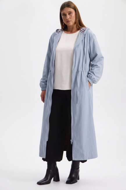 Плащ пыльник голубого цвета – фото – Plus Size 50–64 – Моно-Стиль
