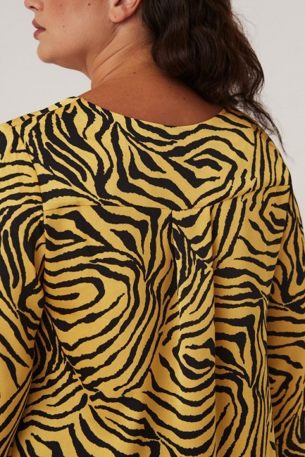 Туника  с рукавом фонарик и принтом зебра  купить онлайн в интернет-магазине одежды больших размеров для женщин 