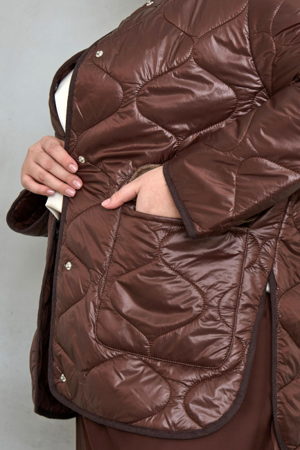 Ультралегкая коричневая куртка с простежкой на фигуру плюс сайз 