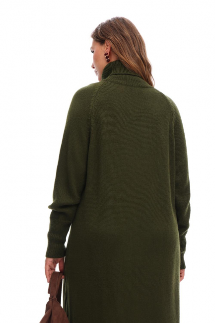 Платье гольф с вязкой коса и разрезом