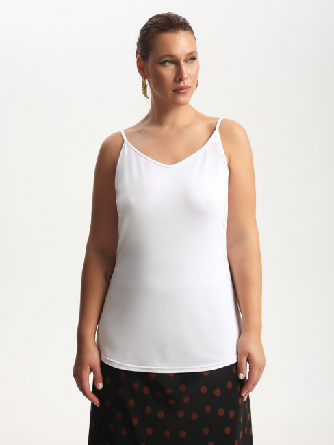 Топ из трикотажа на тонких лямках