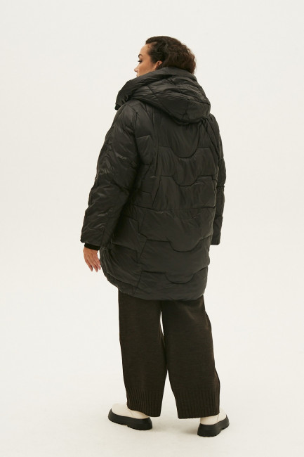 Удлиненная куртка пуховик на контрастной подкладке на зиму