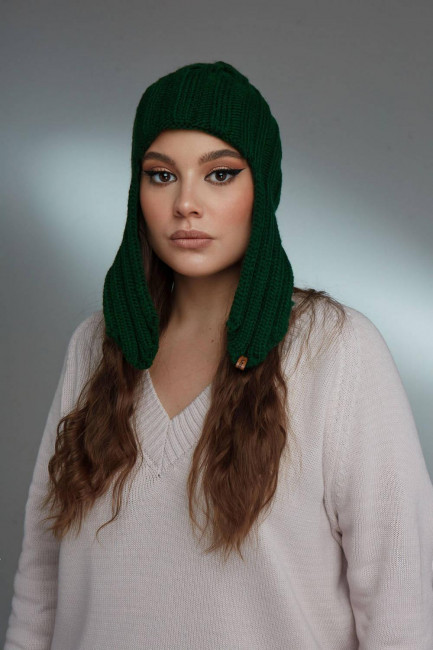 Зеленая шапка ушанка с наушниками и козырьком без подкладки