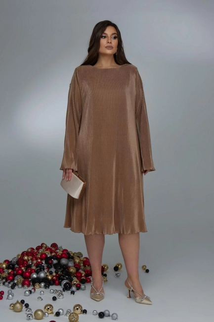 Платье трапеция с гофрировкой и расклешенным рукавом