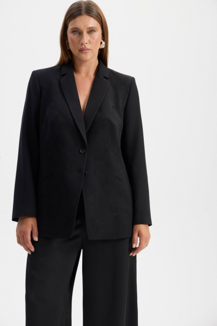 Приталенный жакет с вышивкой из поливискозы – фото – Plus Size 50–64 – Моно-Стиль