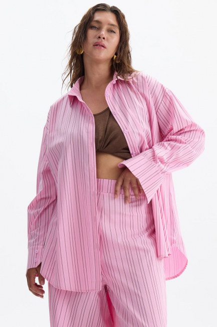 Рубашка оверсайз из хлопка с принтом райе – фото – Plus Size 50–64 – Моно-Стиль