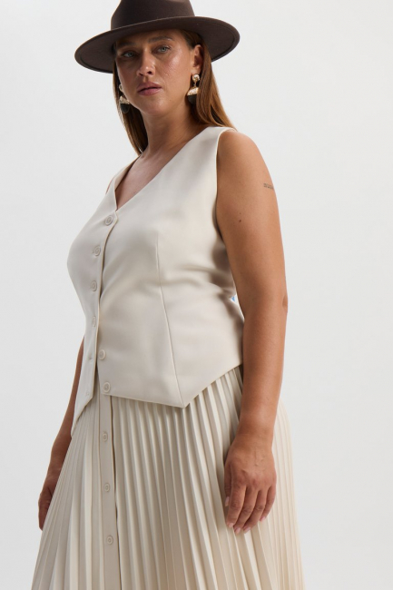 Жилет из поливискозы с воротником халтер – фото – Plus Size 50–64 – Моно-Стиль