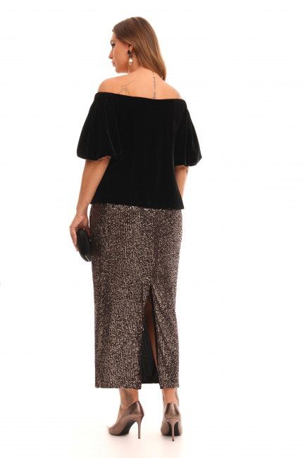 Блузка из бархата со спущенным плечом